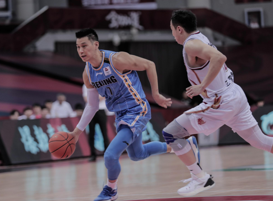 赛地聚焦：CBA常规赛关键时刻热度飙升，北京首钢迎来里程碑，赛场秩序良好，医务组通报恢复的简单介绍